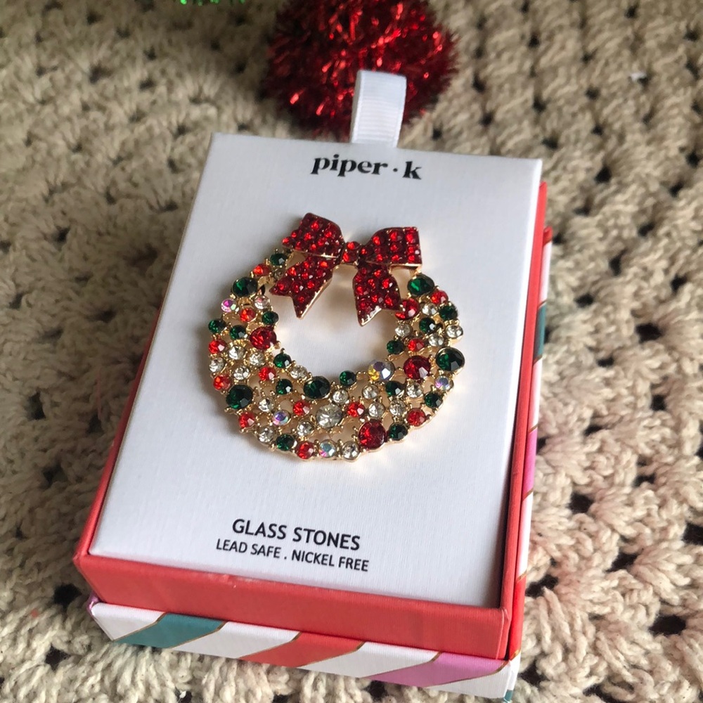 Beautiful WREATH Brooch Pin with Glass Stones